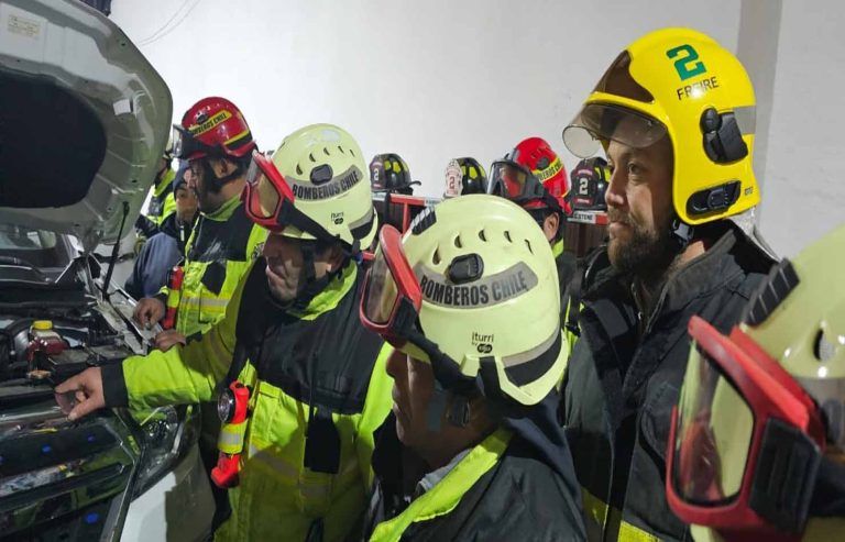 Frontel realiza charla a Bomberos de Freire sobre vehículos eléctricos