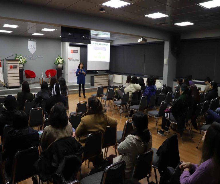 Charla «Psicología y Medio Ambiente» inspira a estudiantes de la Universidad Autónoma de Chile en Temuco