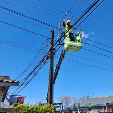 CGE realiza operativo de descuelgue de conexiones ilegales a la red eléctrica en sector Pueblo Nuevo de Temuco