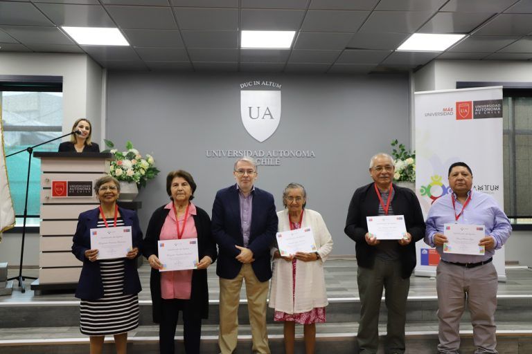 Universidad Autónoma reconoció a 45 Adultos Mayores en emotiva ceremonia de egreso del Centro Diurno Referencial Gulamtün