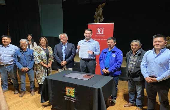 Gobernador Rivas llega hasta localidad de Romopulli en Saavedra para firmar junto a los vecinos mensajes para el Diseño de Construcción de APR