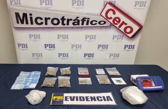 Detectives del equipo de MT-0 de la PDI detiene a una mujer, por el delito de tráfico en pequeñas cantidades