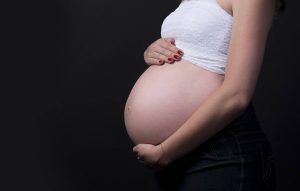 Salud Materna: La urgencia de evitar disruptores endocrinos en cosméticos durante el embarazo