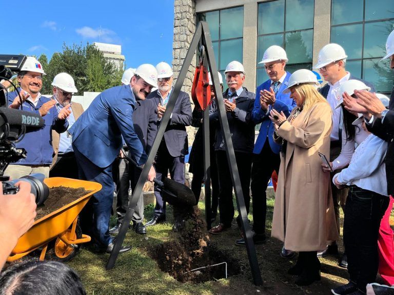 Gobernador Rivas Puso La Primera Piedra Para La Construcción Del Centro Oncológico Integral Para Niños TROI en el Hospital Hernán Henríquez Aravena