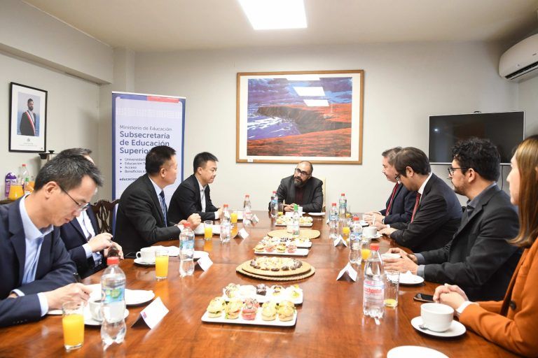 Mineduc y Huawei abren convocatoria a becas en China para potenciar el talento digital
