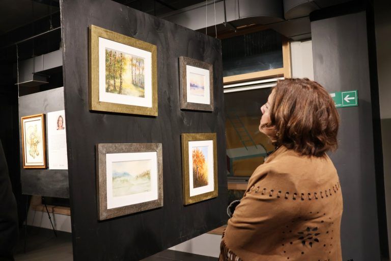 Exposición de arte visual “El Agua Tiene Color”, un homenaje artístico en víspera al Día de la Madre