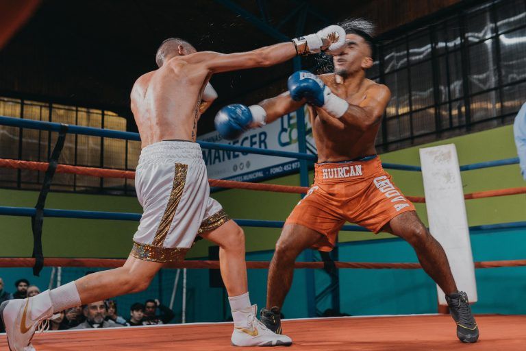 Triunfo decisivo: El pugilista chileno Mario Esparza se destaca al vencer al argentino Matías Huircán y avanza en su carrera boxística