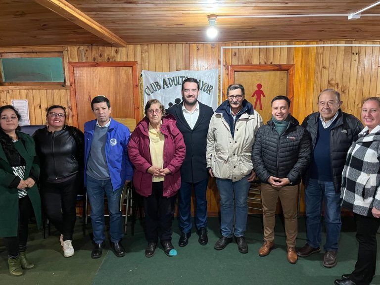 Gobernador Luciano Rivas se reunió con vecinos y agrupaciones sociales de Puerto Saavedra
