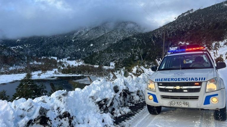 Municipalidad de Pucón trabaja en el despeje de caminos con nieve tras llegada de intenso sistema frontal