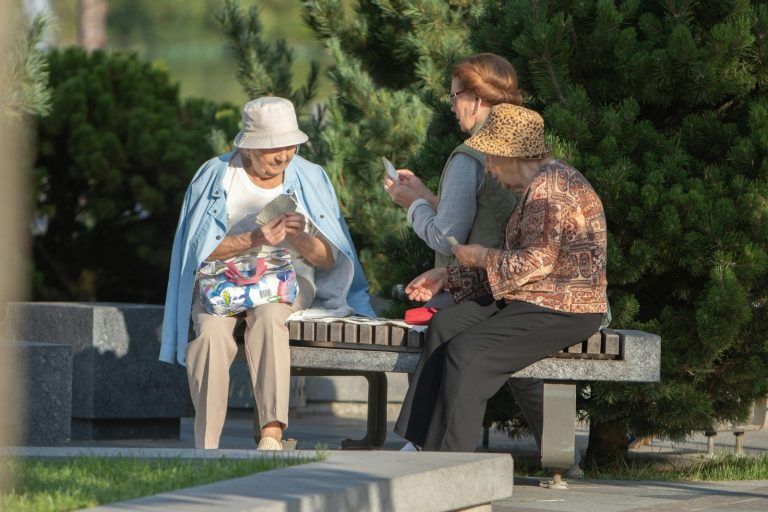 ¿Sabías que jugar juegos de mesa, leer y juntarse con los amigos favorece y potencia la memoria?