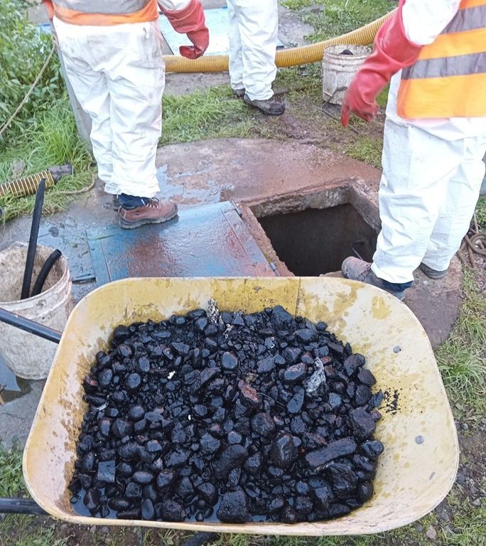 Se reitera hallazgo de piedras y fierros al interior del alcantarillado