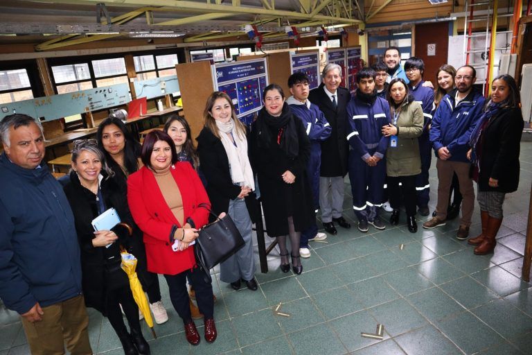 Seremi de trabajo y Chilevalora entregan becas en nueva imperial