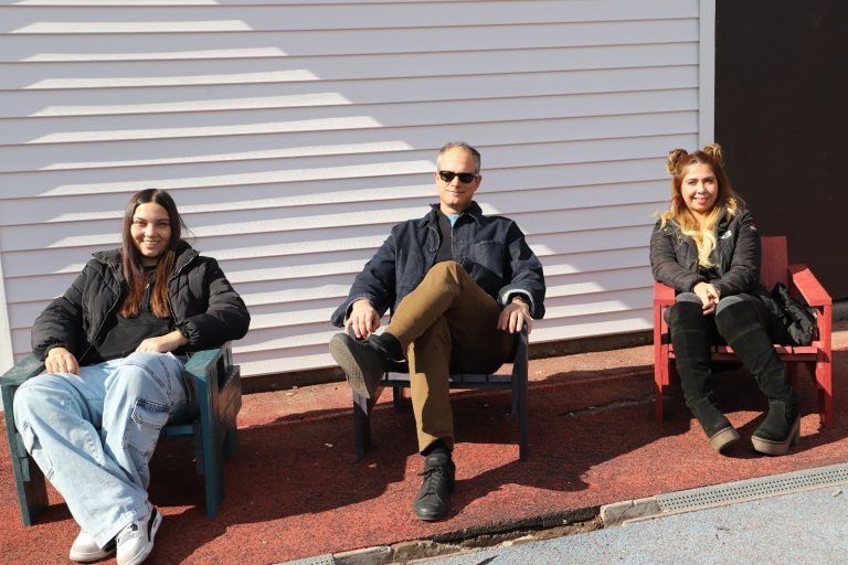 Con tapas de botella estudiantes construyen sillas inspiradas en arquitecto holandés