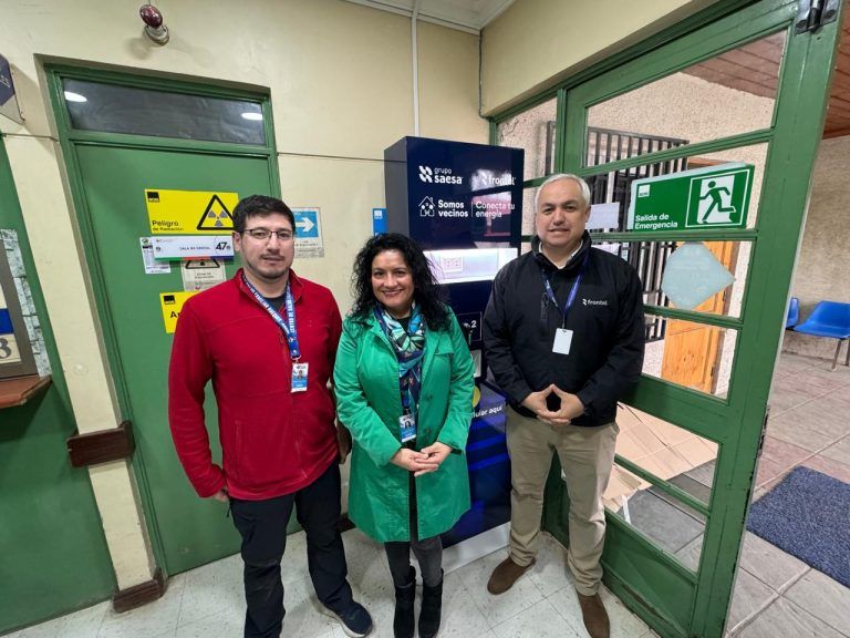 Frontel instala dos nuevos tótems de carga para celulares en las comunas de Imperial y Angol