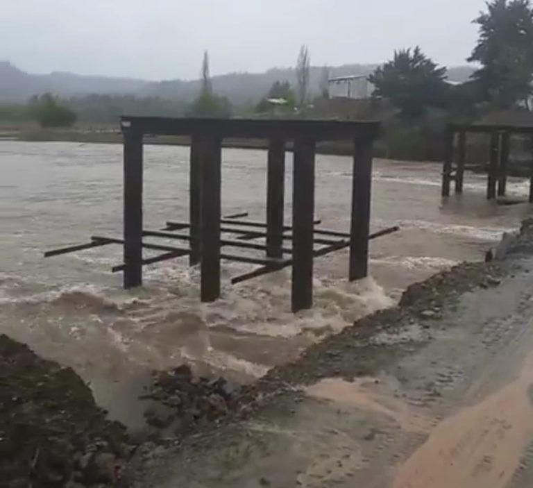 Lumaco: Aguas arrasaron con puente de la ruta R-66