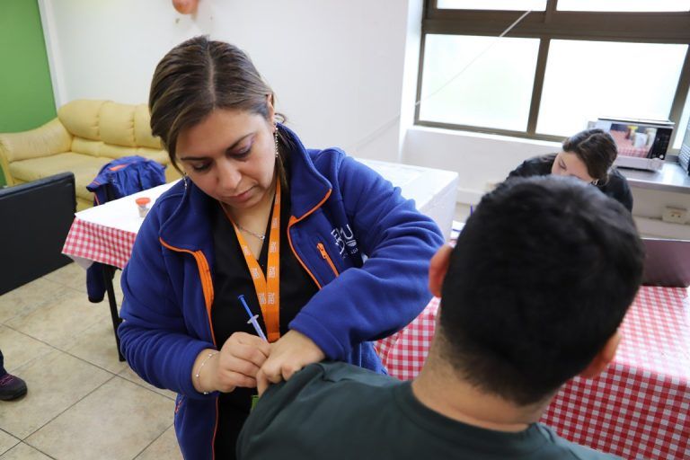 Gendarmería participa de campaña de invierno de vacunación en La Araucanía