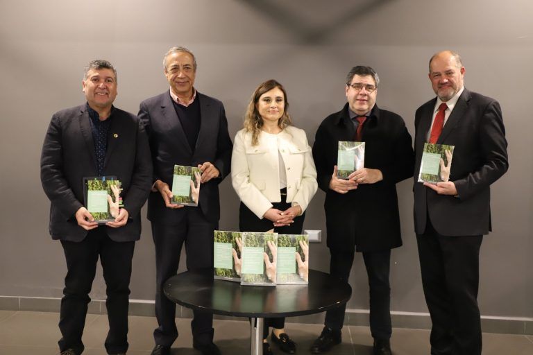 Egresada de la Autónoma lanza libro sobre hitos ambientales y se destaca por su alma máter