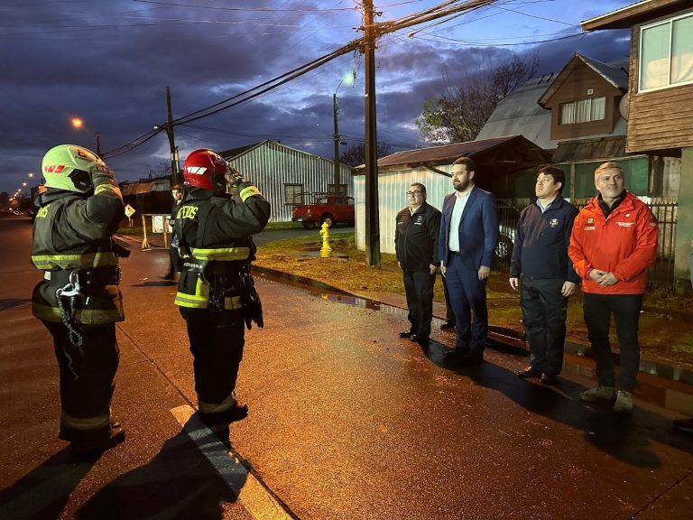 Gobernador Rivas firma mensaje para el diseño del nuevo cuartel de la octava compañía de bomberos en el macrosector de santa rosa en Temuco