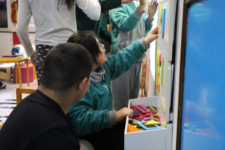 Niños de Escuela Especial Ñielol de Temuco visitan Sala Interactiva de la Universidad Autónoma de Chile