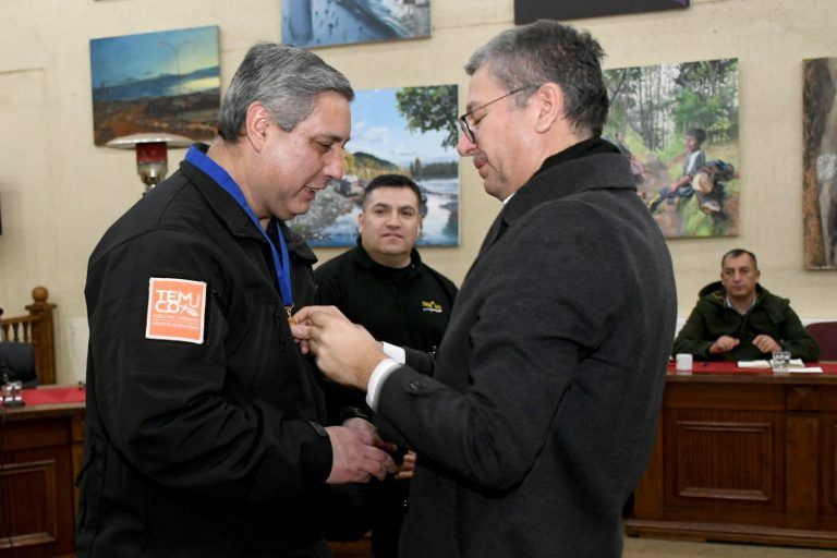 Inspector de Seguridad Pública es condecorado con la medalla “Alcalde de Temuco” tras salvar la vida de un niño en Temuco