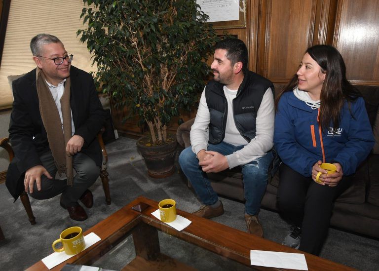 Alcalde Roberto Neira recibe a los padres del pequeño Martín Vallejos, uniendo fuerzas en su marcha contra el cáncer