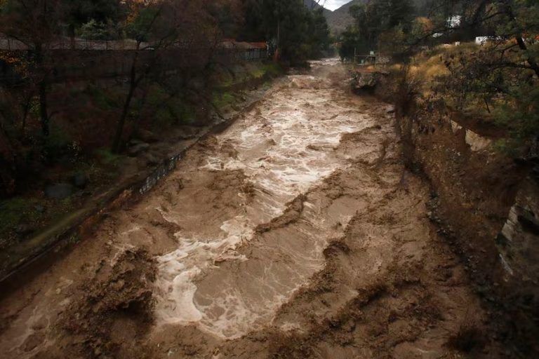 Hay viviendas inundadas y personas aisladas: declaran alerta roja para seis comunas de la Región de La Araucanía por desborde de ríos