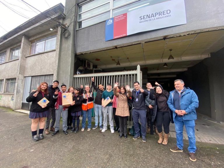 Frontel entrega premio a ganador del primer concurso de video escolar en la región
