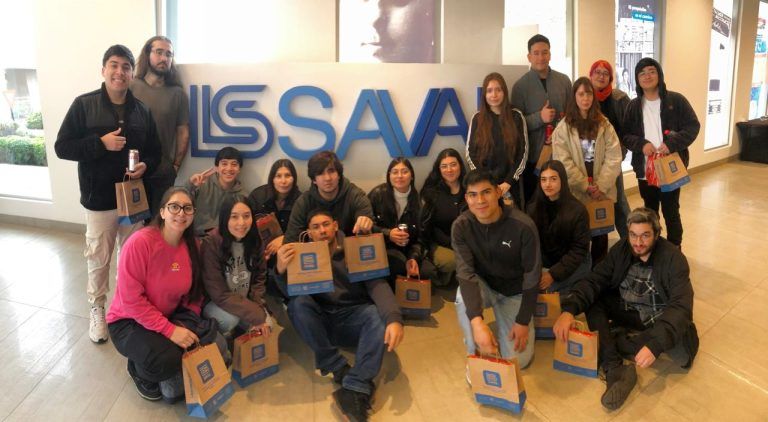 Estudiantes de Química y Farmacia de la Universidad Autónoma de Temuco visitan laboratorios en Santiago