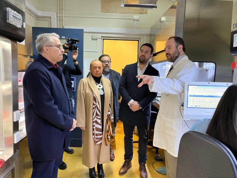 Gobernador Rivas Visita Servicio De Anatomía Patológica Y Firma Mensaje Para Diseño Del Casino Del Hospital Regional Hernán Henríquez Aravena