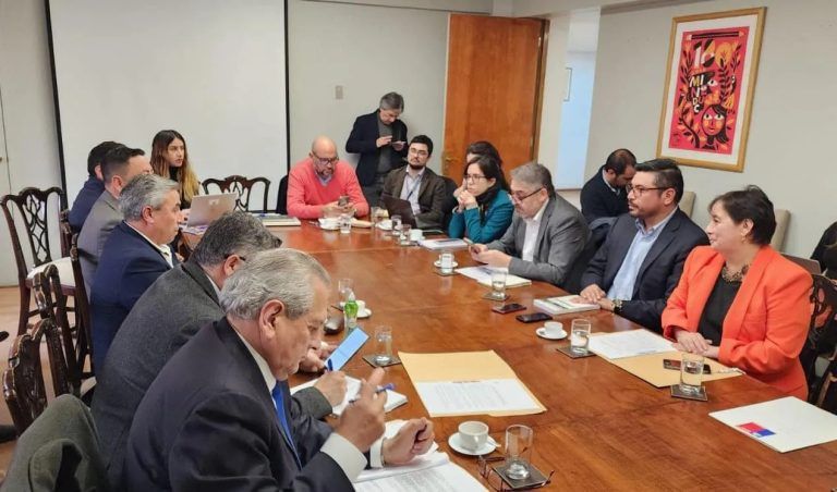 Alcaldes de la región exigen pago de subvención escolar por matrícula