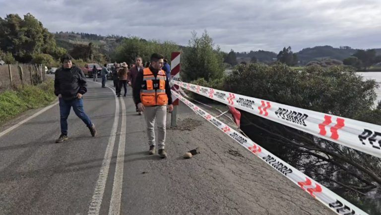 Seremi de Obras Públicas, se reúne con vecinos de ruta Carahue-Catripulli para informar medidas de mitigación debido a peligroso socavón