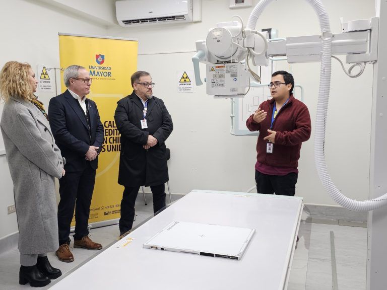 Hospital de Gorbea recibe nuevo equipo de rayos X mediante retribución de convenio con Universidad Mayor