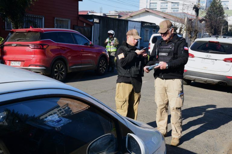 Intensas fiscalizaciones: municipalidad multó a decenas de vehículos mal estacionados en el centro de Temuco
