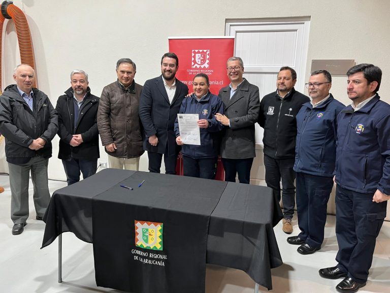 Gobernador Luciano Rivas entregó nuevo cuartel de bomberos para Fundo El Carmen