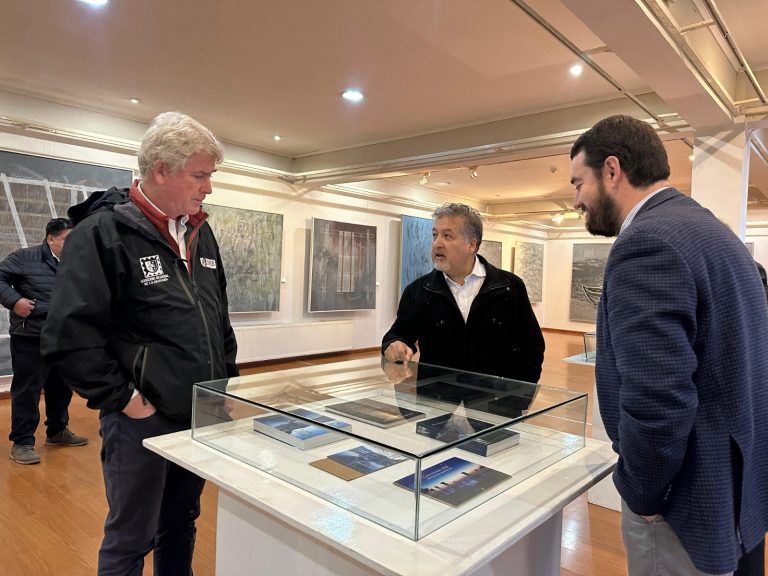 Gobernador Luciano Rivas entregó reconocimiento a la trayectoria al artista visual e investigador de pueblos originarios Eugenio Salas
