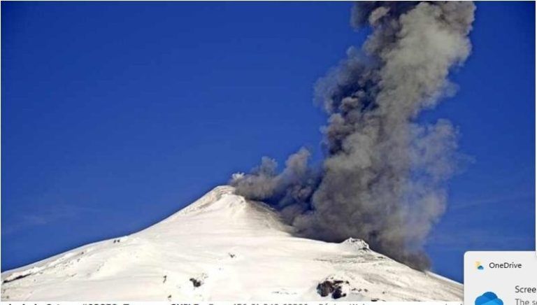 Volcán Villarrica registró nuevo evento sísmico y explosión de humo y material piroclástico