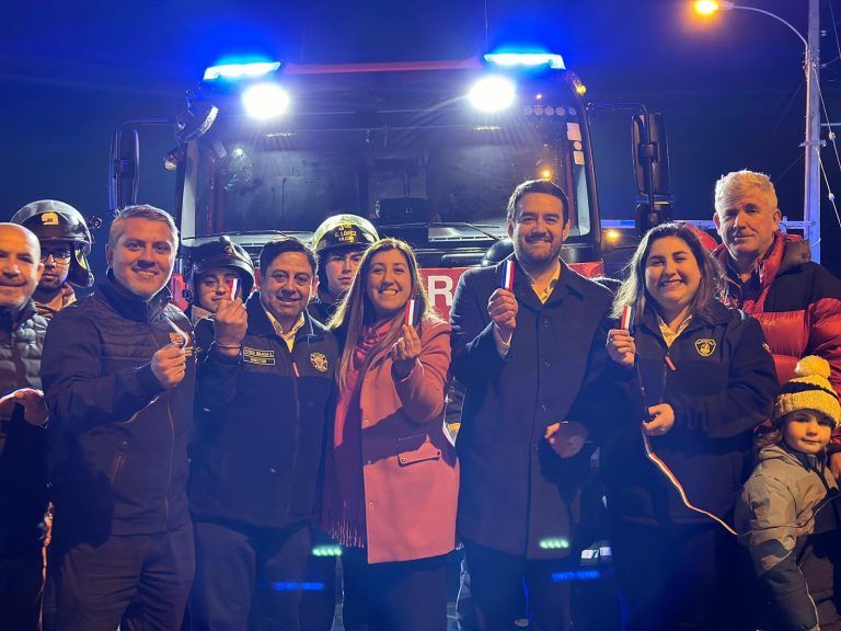 Gobernador Luciano Rivas entregó el primero de los 43 nuevos carros de emergencia destinados a todos los cuerpos de bomberos de la Araucanía