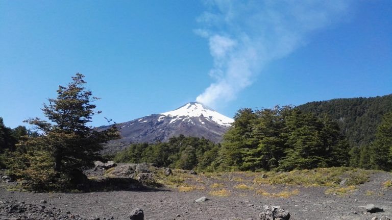 Un nuevo pulso eruptivo del volcán Villarrica levanta alertas a nivel país pero no entre los volcanólogos