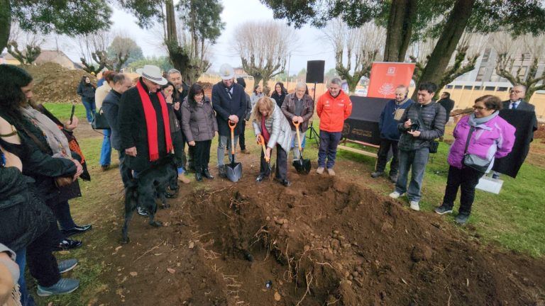 Instalan la primera piedra de las obras de reposición de la Plaza Los Héroes de Pitrufquén