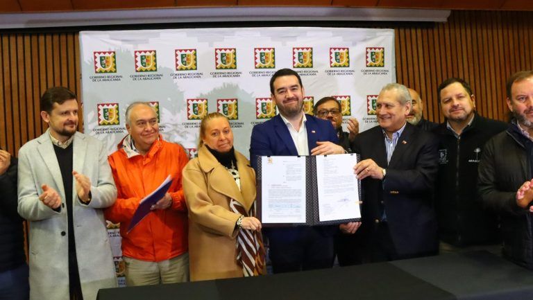 Gobernador Luciano Rivas Firma Mensaje Que Busca Entregar 32 Nuevas Ambulancias A Todos Los Centros De Salud De La Araucanía