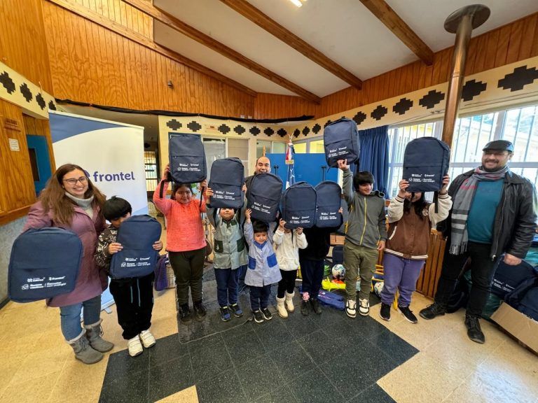 Frontel entrega aporte a los estudiantes de las escuelas rurales de Pidima y Ercilla