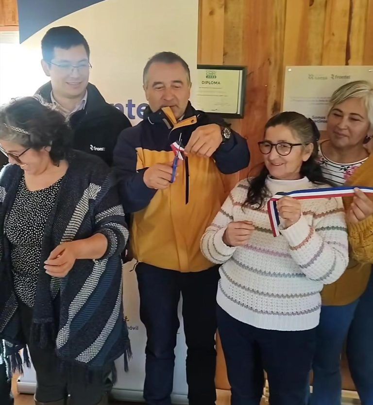 Frontel ilumina sede social de Teodoro Schmidt en beneficio de la comunidad