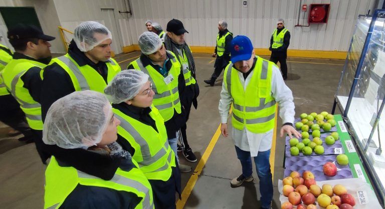 Gendarmería y sus usuarios visitan importante empresa de exportación en la Araucanía