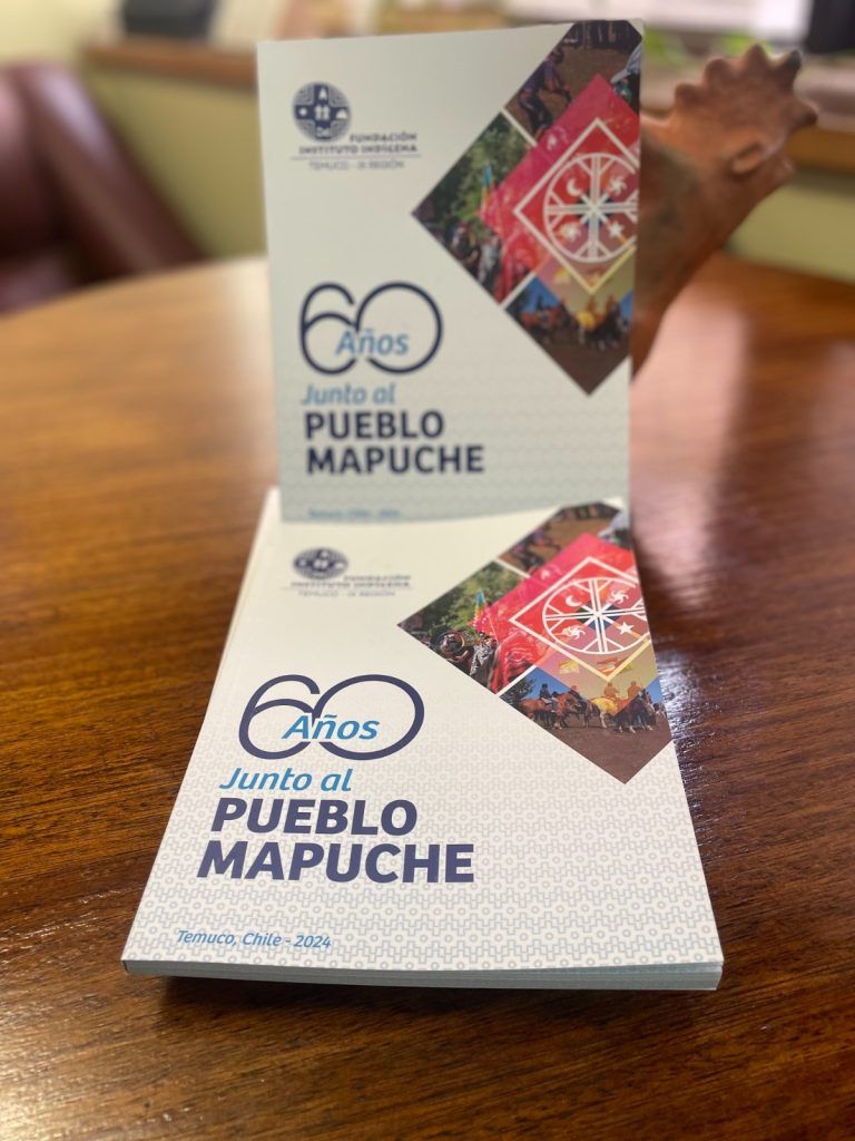 Fundación Instituto Indígena de Temuco lanzó libro que recopila sus 60 años de historia