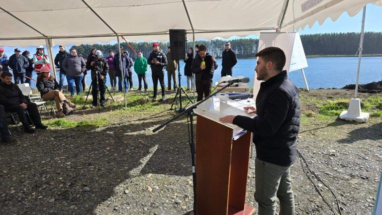 Autoridades instalan primera piedra para de mejoramiento del nuevo borde costero de Caleta La Barra en Toltén
