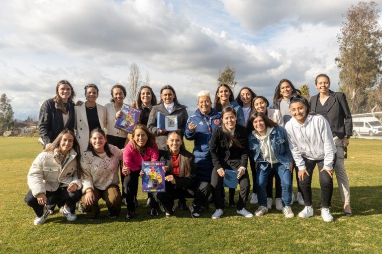 Único en el mundo: álbum del campeonato nacional suma por primera vez al fútbol femenino
