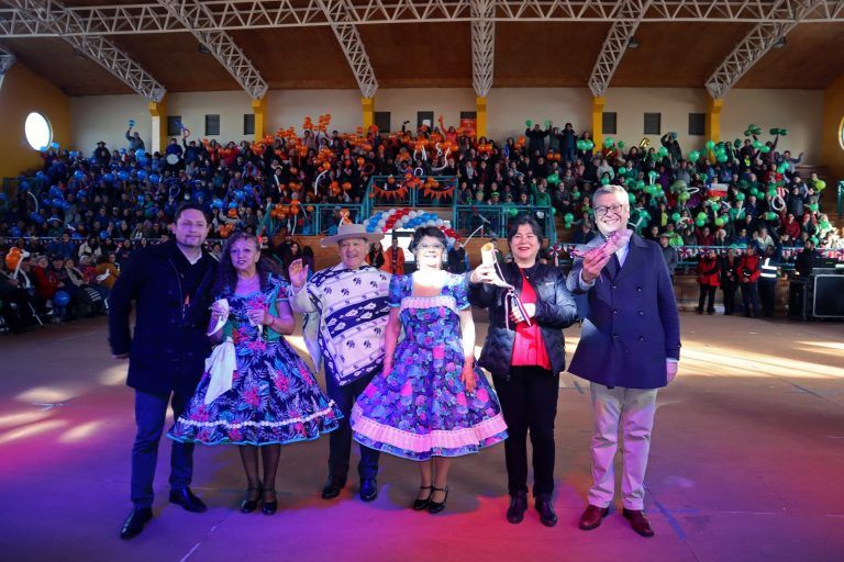Pareja de personas mayores de Santa Rosa y Pueblo Nuevo triunfa en el 24° Campeonato de Cueca de Temuco y se alista para el provincial