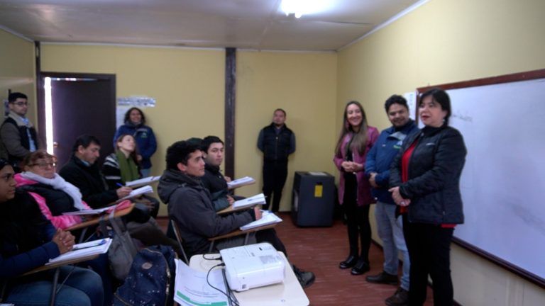 Autoridades visitan alumnos de cursos de capacitación con inserción laboral asegurada