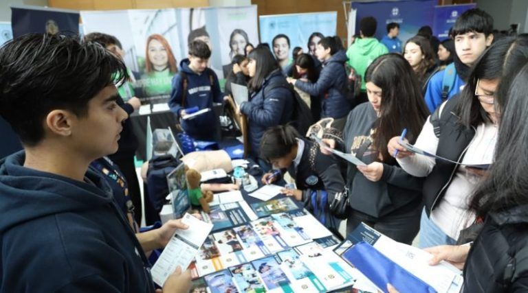 500 jóvenes en Temuco exploran su futuro en la 2da Feria Vocacional Araucanía
