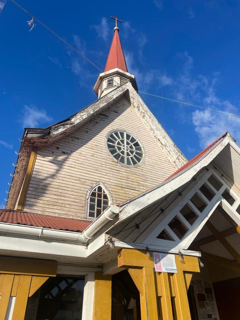 Equipo de profesionales de la PUC comienzan reparación de estructura y mural del templo